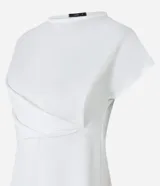 Blusa de manga corta color blanco hueso, con cuello redondo y un detalle de cruce o drapeado asimétrico en la parte delantera a la altura de la cintura. La tela presenta una textura sutil.