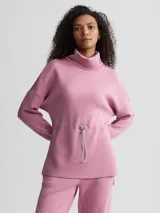 Buzo rosa de cuello alto con cordón ajustable en la cintura.