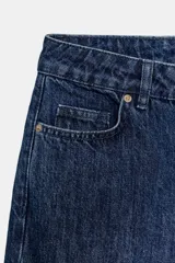 Jeans de tiro medio con corte recto, confeccionados en tejido de algodón. Presentan cintura con trabillas, cierre frontal con cremallera y botón, y diseño de cinco bolsillos.