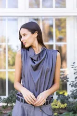 Top gris de satén con cuello drapeado y corte holgado.