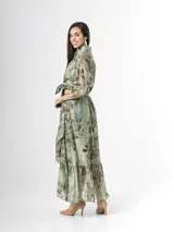 Falda midi de organdí color verde con estampado floreado, diseño cruzado con volados y corte asimétrico.