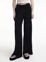 Pantalón recto de lino color negro, con pretina elástica y bolsillos laterales.