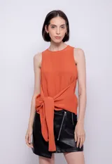 Musculosa color ladrillo con lazos para atar en la cintura, sin mangas, con abertura y botón en la espalda.