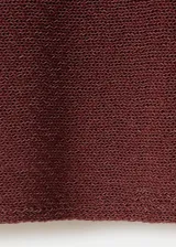 Chaleco de punto medio color marrón con diseño recto, cuello redondo y manga corta.