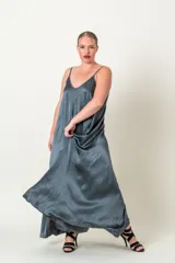 Vestido largo de viscosa color gris azulado, con breteles finos y escote en V.