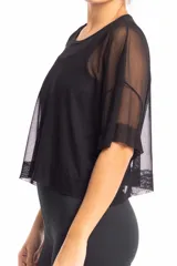 Crop top negro de tul con mangas cortas y corte holgado.