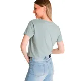 Remera verde con cuello en V y logo de Caterpillar estampado en el frente.