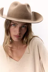 Sweater de tejido de punto color celeste, con escote en V y calce holgado. Confeccionado en lana italiana.