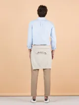 Camisa blanca de hombre, corte regular fit, cuello button-down, cierre con botones, manga larga terminada en puño simple y logo bordado en el pecho.