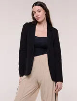 Blazer de silueta semientallada color negro, confeccionado en sastrería liviana con solapa muesca clásica, cierre frontal de un solo botón y bolsillos frontales.