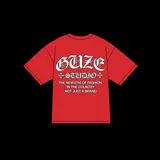 Remera roja de algodón con estampado en el dorso con el texto "GUZE + STUDIO + THE NEW ERA OF FASHION IN THE COUNTRY NOT JUST A BRAND" en color blanco.