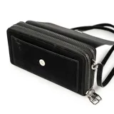 Bandolera rectangular de color negro con solapa frontal y logo metálico de la marca XL. Incluye correa ajustable y herrajes plateados.