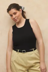 Top blanco tejido sin mangas y cuello a la base, corte al cuerpo.