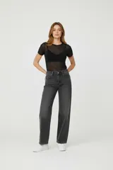 Top de manga corta confeccionado en tejido de poliéster con acabado transparente, diseño ajustado al cuerpo y cuello redondo a la base.