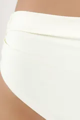 Calzón de bikini de tiro alto color crema, con diseño fruncido en la cintura y cobertura clásica.