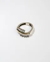 Anillo plateado con apliques dorados y circonitas blancas.