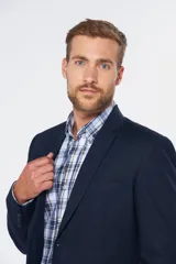 Saco sport azul marino de lino, con solapa de muesca, cierre de dos botones, bolsillo en el pecho y bolsillos delanteros con solapa. Corte entallado.