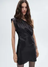 Vestido corto de diseño asimétrico con un solo hombro, confeccionado en tejido con textura brillante. Presenta un corte recto y cierre de cremallera lateral.