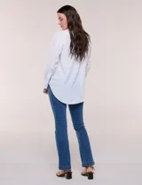 Camisa de satén blanca de la marca Floral & Ivy, con cuello con solapa, cierre frontal de botones, manga larga con puño ancho y bolsillo aplicado en el pecho.
