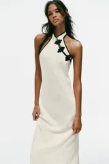 Vestido midi de jacquard con cuello halter, vivos a contraste y detalle de alamares en el pecho.