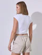 Short blanco de tencel marca Workshop, con pretina elastizada, fruncida y con lazo de ajuste. Delantera y trasera con bolsillos aplicados.