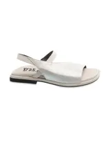 Sandalia con talón descubierto, capellada bicolor con cuero graneado metalizado y cuero marrón.