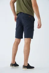 Bermuda cargo de corte recto, color azul marino, con bolsillos laterales tipo cargo, cierre de cremallera y botón, y pasacintos en la cintura.