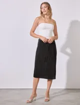 Falda midi plisada color celeste, de satén, con pretina elastizada.