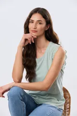 Musculosa de algodón color azul con detalles de broderie calado en los hombros, de cuello redondo y corte clásico.