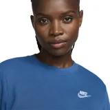 Buzo de cuello redondo Nike, confeccionado en tejido polar suave y cálido. Presenta un diseño de corte relajado con puños y dobladillo acanalados, y el logotipo de la marca bordado en el pecho.