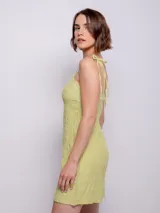 Vestido corto verde lima con textura arrugada, tirantes finos y corte recto.