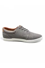 Calzado náutico Santa Bárbara Street de lona color gris, con cordones y suela blanca. Presenta detalles en cuero marrón en el borde del talón y el logotipo bordado al costado.