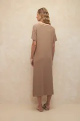 Vestido largo de punto color lila, con cuello bote y mangas cortas.