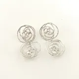 Aros colgantes plateados con diseño abstracto de círculos entrelazados.