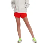 Short deportivo New Balance RC Seamless de dama, color rojo, con logo estampado en la pierna. Confeccionado en tejido elástico con tecnología NB Dry.