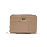 Billetera de tamaño compacto en símil cuero color taupe, con textura granulada y cierre perimetral. Presenta un diseño con costuras verticales decorativas y el logo de la marca en metal plateado en la parte frontal.