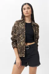 Short de jean azul con terminación desflecada, tiro alto, cuatro bolsillos y pequeña abertura en ambos laterales.