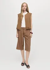 Short de gabardina marrón de tiro medio, diseño recto tipo bermuda, con pinzas en la parte delantera, bolsillos laterales y cinturón ajustable incorporado.