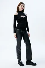 Top tejido de rib negro con aberturas en pecho y hombros, cuello alto, mangas largas y calce al cuerpo.