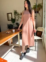 Vestido de lino elastizado, talle único holgado, color beige.