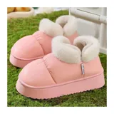 Pantuflas tipo botita acolchadas color rosado, con plataforma y ribete de corderito sintético blanco en el tobillo.