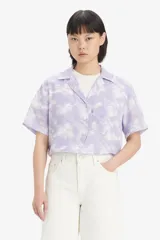 Camisa Levi's de manga corta con estampado tie-dye en tonos lila y blanco, cuello tipo camp y bolsillo en el pecho.