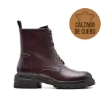 Bota de cuero color bordó, con cordones y suela track negra.