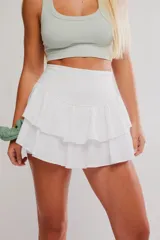 Skort corto de color blanco con diseño de doble vuelo y volados escalonados en la falda.