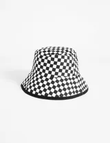 Gorro tipo bucket reversible con estampado a cuadros blancos y negros.
