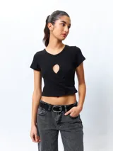 Remera de manga corta color verde lima, ajustada al cuerpo, con un corte cruzado en la parte inferior y un recorte en forma de corazón en el centro del pecho.