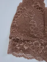 Pack de dos bralettes de encaje, uno color rosa viejo y otro color marrón claro. Ambos tienen breteles fijos y espalda estilo nadador.