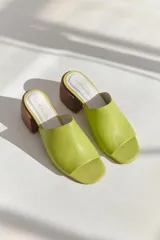 Sueco negro de cuero con taco de madera.