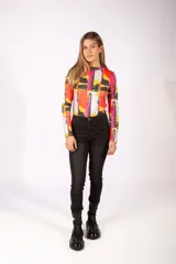 Jeans de corte ajustado en color negro, con cierre de botón y cremallera, y diseño de cinco bolsillos.