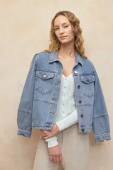 Cárdigan corto color verde agua, de tejido tramado y corte ajustado.